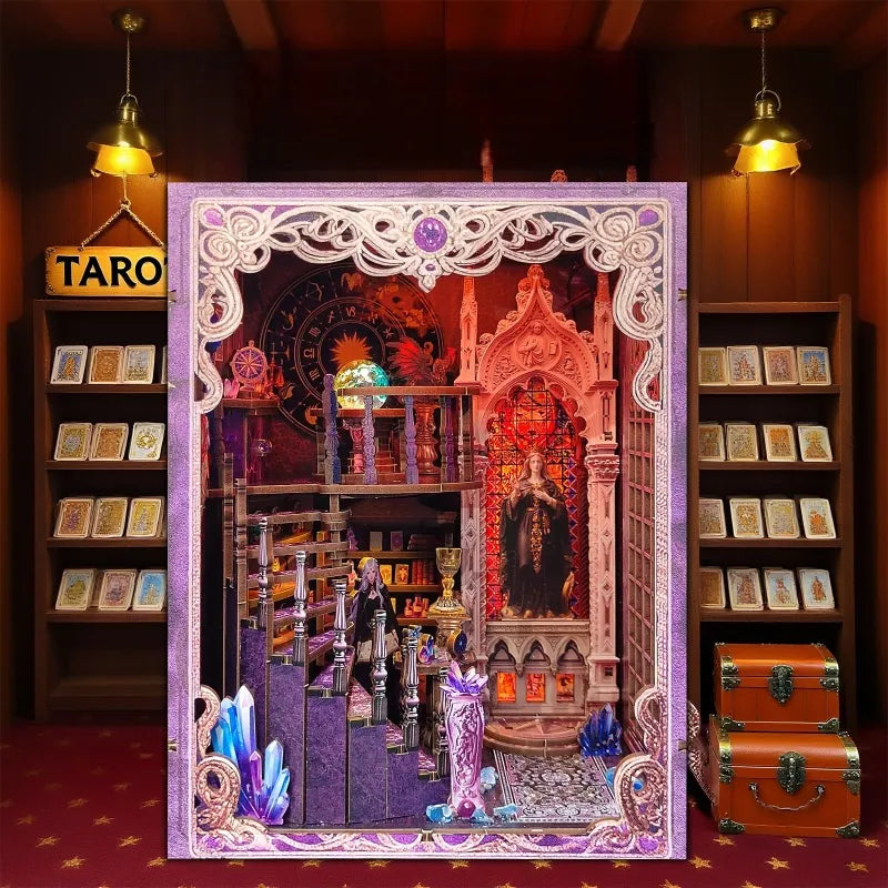 Book Nook - Aliphose Mucha Gesamtansicht mit detaillierter Szenerie