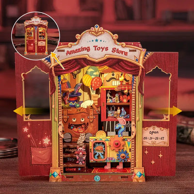 Amazing Toys Store con entrambe le ante aperte e vetrina di giocattoli visibile