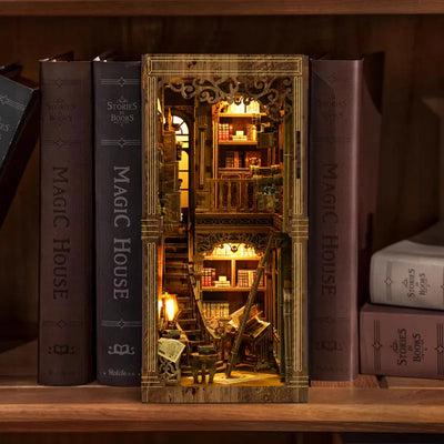 Book Nook - Ancient Book Collection Room dekorativ auf einem Schreibtisch platziert