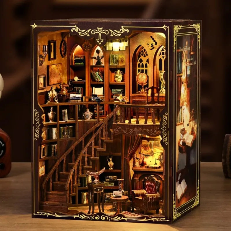 Seitliche Ansicht des Book Nook - Ancient Rhyme Library mit gut sichtbaren Elementen