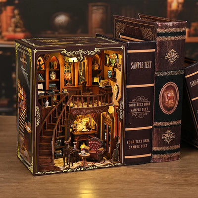 Book Nook - Ancient Rhyme Library dekorativ auf einem Schreibtisch platziert
