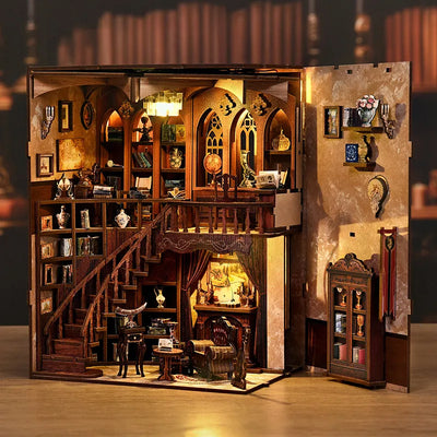 Detailansicht des Book Nook - Ancient Rhyme Library mit präzise geschnittenen Holzteilen aus hochwertigem Material