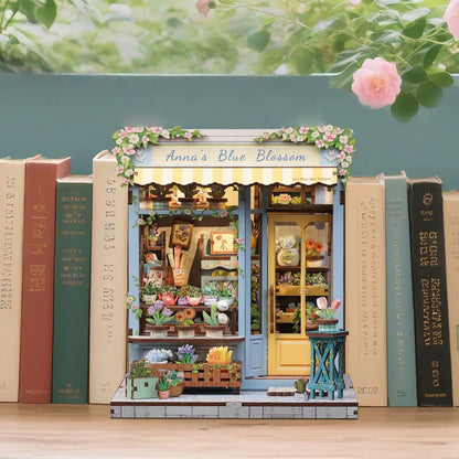 Book Nook - Anna's Blue Blossom dekorativ auf einem Schreibtisch platziert