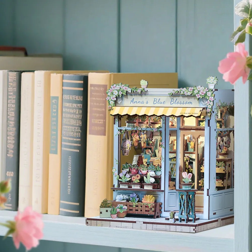 Book Nook - Anna's Blue Blossom dekorativ auf einem Schreibtisch platziert
