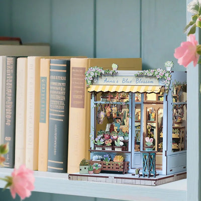 Book Nook - Anna's Blue Blossom dekorativ auf einem Schreibtisch platziert