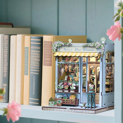 Book Nook - Anna's Blue Blossom dekorativ auf einem Schreibtisch platziert