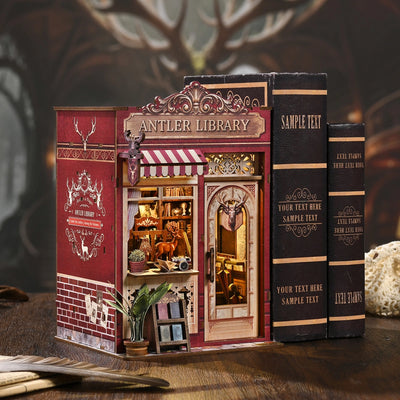 Miniatur-Bibliothek neben einem hohen Buch