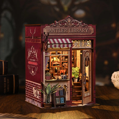 Warm beleuchtete Bibliothek vor dunklem Hintergrund