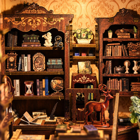 Verzierte Bücherregale mit kleinen Sammlerstücken.