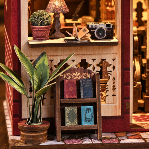 Kamera, Leselampe und Bücher am Schaufenster.