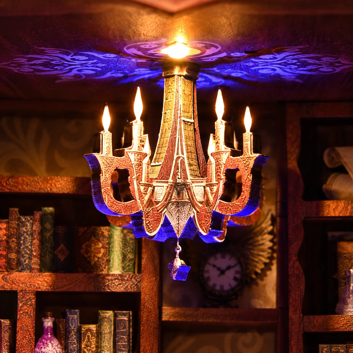 Arcanum Bookstore – Lampadario dorato con accenti di luce viola