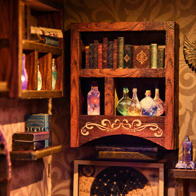 Arcanum Bookstore – Boccette e libri nella mensola a parete