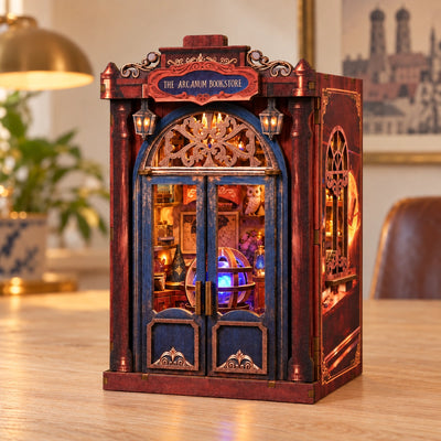 Arcanum Bookstore – Facciata blu con finestre e colonne ornate