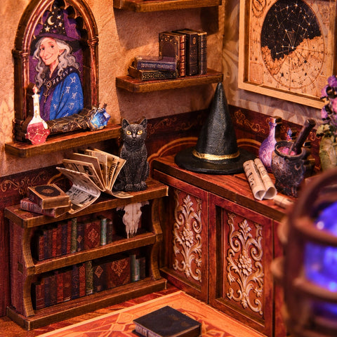 Katzenfigur, spitzer Hut und Schriftrollen am Schrank.
