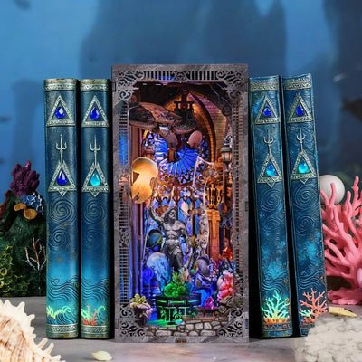 Book Nook - Atlantis dekorativ auf einem Schreibtisch platziert