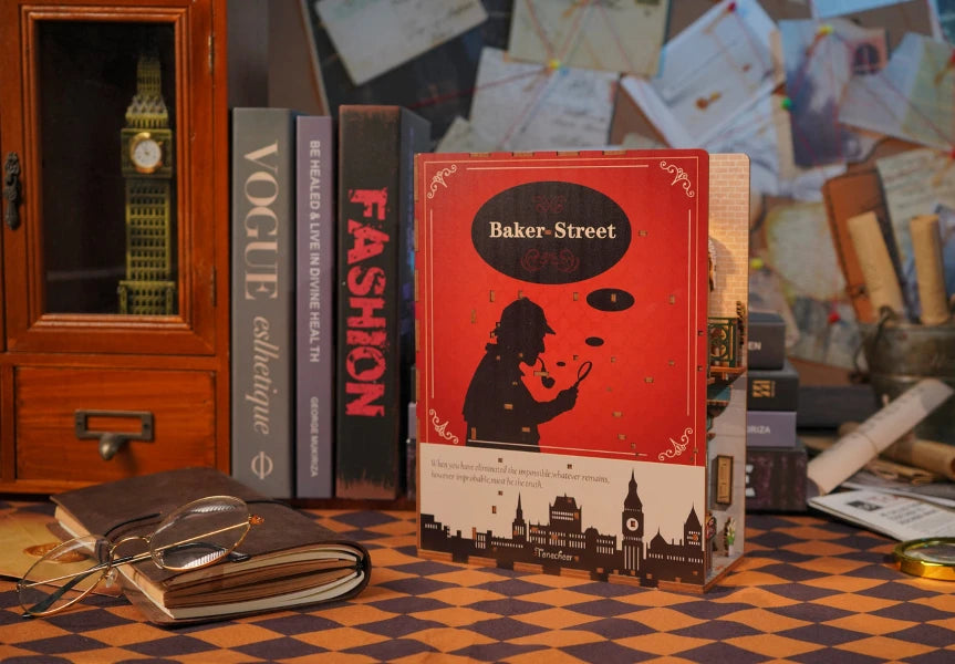 Book Nook - Baker Street dekorativ auf einem Schreibtisch platziert