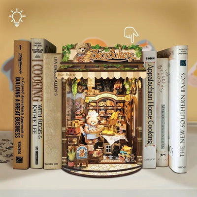 Bear Bakery inserita tra i libri con bottega aperta e orsetto fornaio