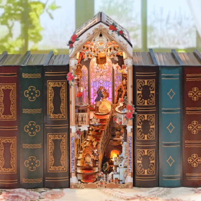 Book Nook - Beast And Beauty dekorativ auf einem Schreibtisch platziert