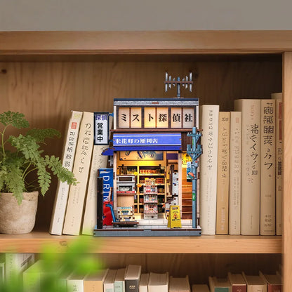 Book Nook - Beika-cho Convenience Store dekorativ auf einem Schreibtisch platziert
