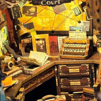 Scrivania investigativa con macchina da scrivere, fotocamera, fascicoli e mappa collegata da fili rossi
