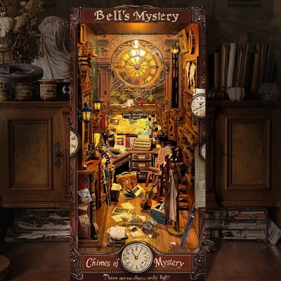 Vista frontale di Bell’s Mystery con grande orologio illuminato, scrivania e mappa degli indizi