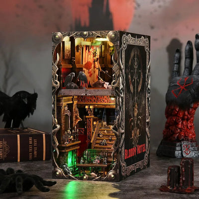 Bloody Hotel illuminato in un’ambientazione horror con facciata, scala e pannello laterale gotico