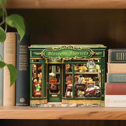 Book Nook - Blossom Florists dekorativ auf einem Schreibtisch platziert