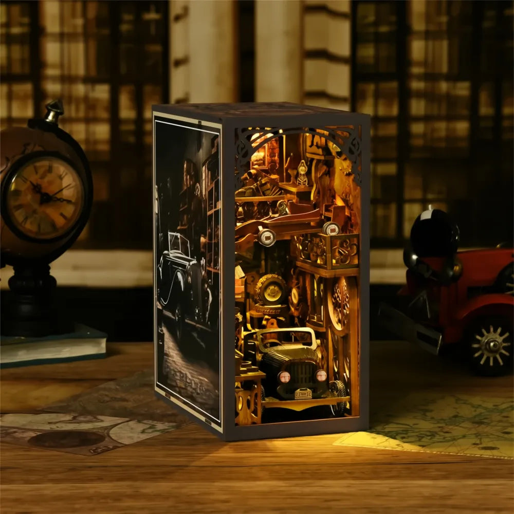 Car Players illuminata in un’ambientazione con orologio, mappe e oggetti da collezione
