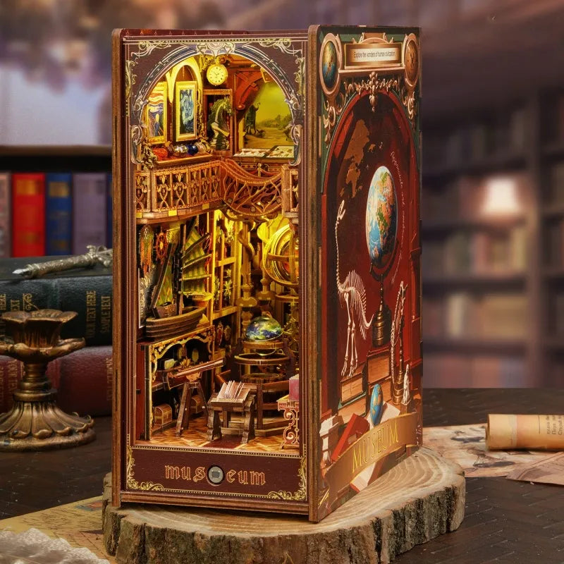 Seitliche Ansicht des Book Nook - Century Museum mit gut sichtbaren Elementen