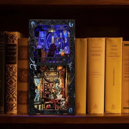 Book Nook - Chamber Of Exotic Beasts dekorativ auf einem Schreibtisch platziert