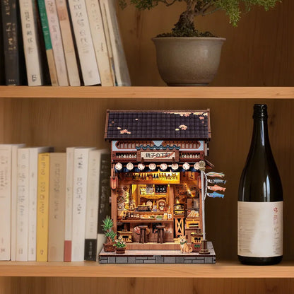 Book Nook - Choshi no Shitamachi dekorativ auf einem Schreibtisch platziert