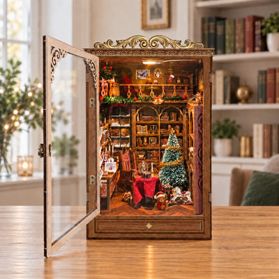 Frontaler Einblick in die beleuchtete Weihnachtsbibliothek