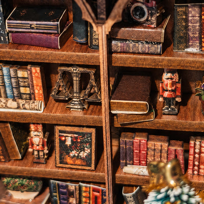 Miniatur-Bücherregale mit Nussknackern und kleinen Dekorationen