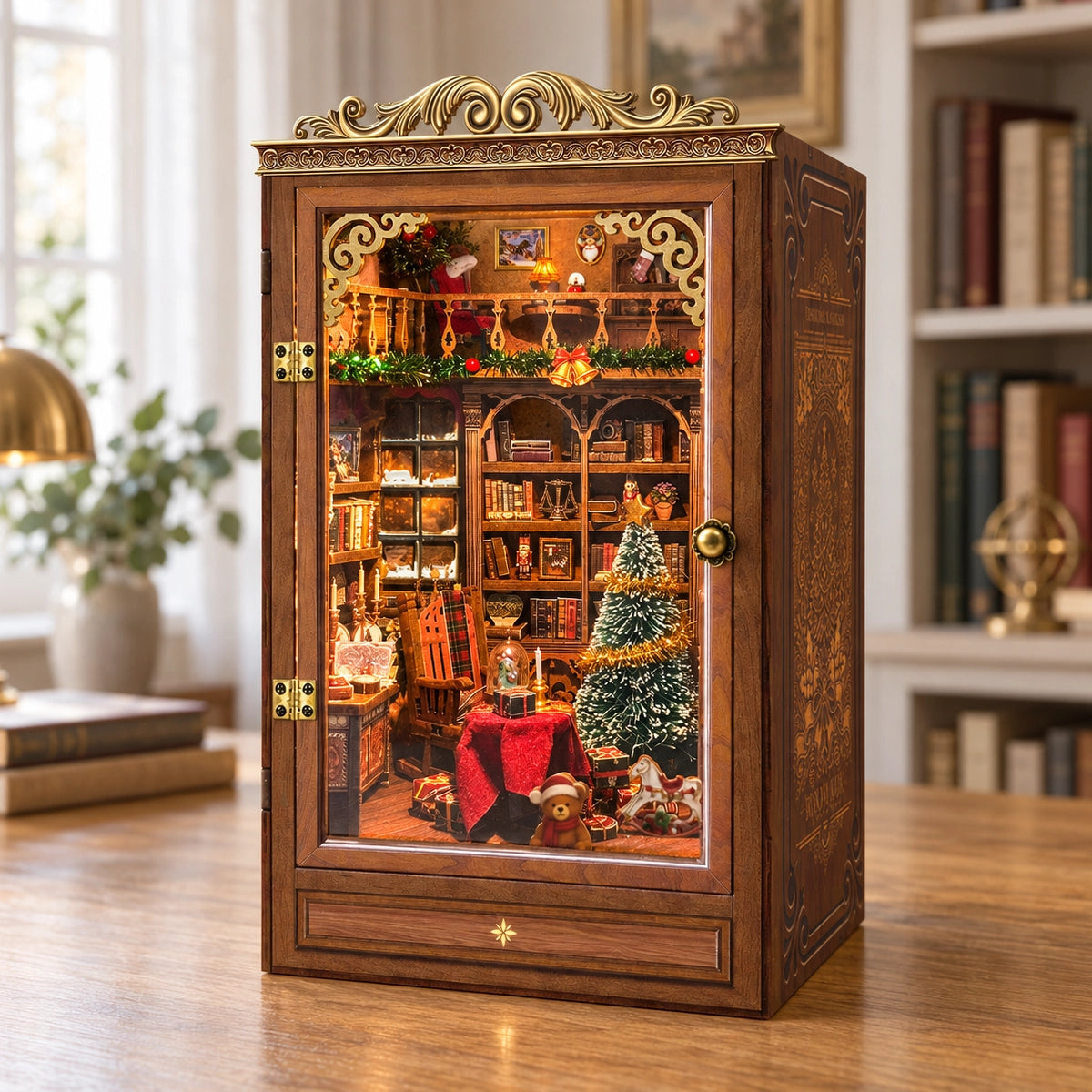 Christmas Book House mit ornamentiertem Holzrahmen auf einem Tisch