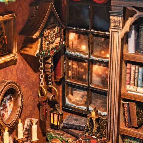 Winterliches Fenster neben einer dekorativen Wanduhr und Büchern