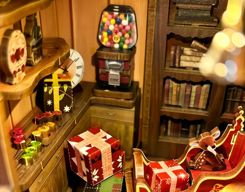 Christmas Jingle Cabin illuminato su due piani, con albero, regali e pupazzo di neve