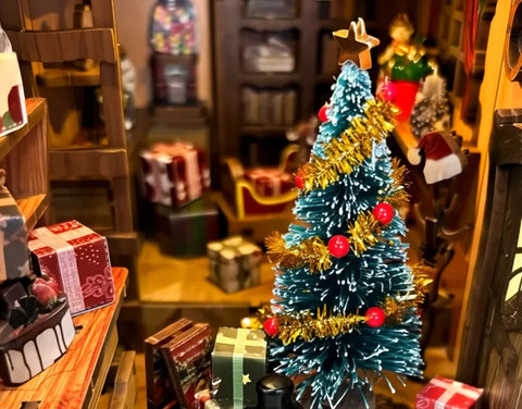 Collage con slitta, albero decorato, pupazzo di neve e Babbo Natale sulla corda