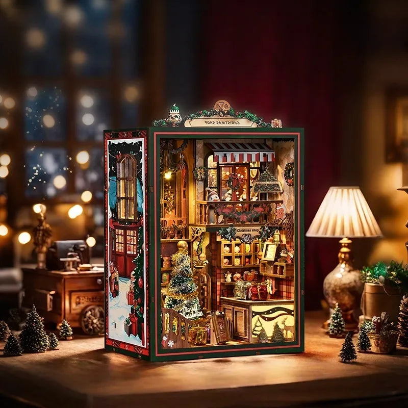 Seitliche Ansicht des Book Nook - Christmas Shop mit gut sichtbaren Elementen