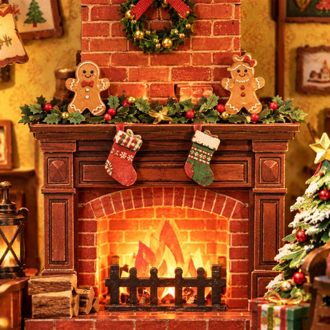 Geschmückter Miniaturkamin mit Weihnachtsstrümpfen