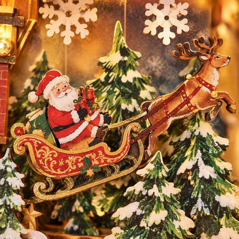 Weihnachtsmann im Schlitten vor verschneiten Tannen