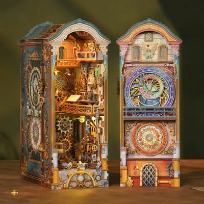 Seitliche Ansicht des Book Nook - Clock Towery mit gut sichtbaren Elementen