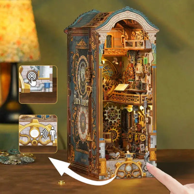 Nahaufnahme des Book Nook - Clock Towery mit reichhaltigen Details