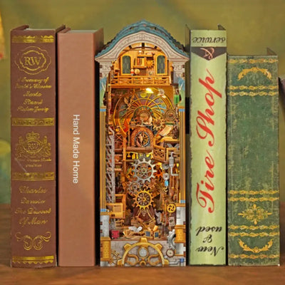 Book Nook - Clock Towery dekorativ auf einem Schreibtisch platziert