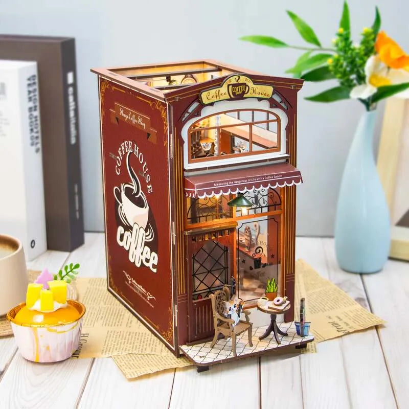 DIY Book Nook - Coffee House Gesamtansicht mit detaillierter Szenerie