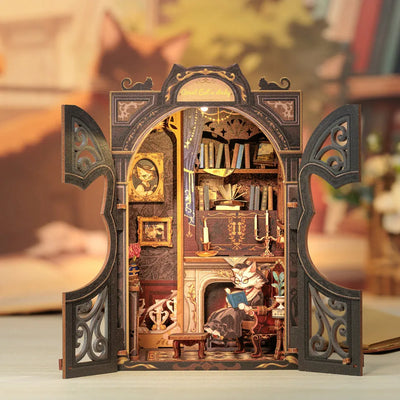 Count Cat’s Study aperto con ante intagliate e la contessa Arya in lettura accanto al camino