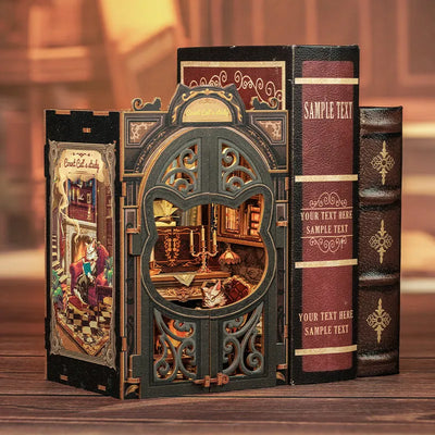 Count Cat’s Study chiuso tra libri con interno illuminato visibile dagli intagli