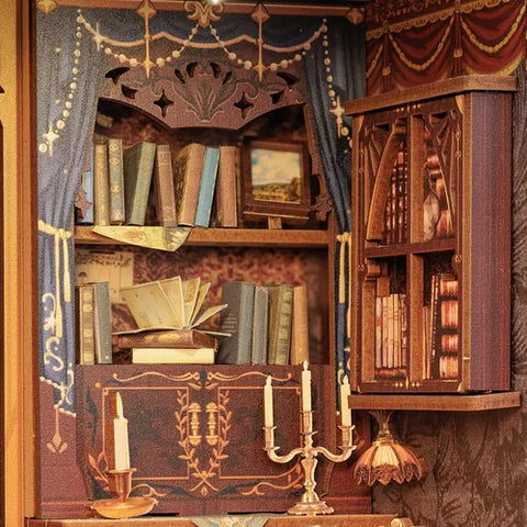 Count Cat’s Study chiuso tra libri con interno illuminato visibile dagli intagli