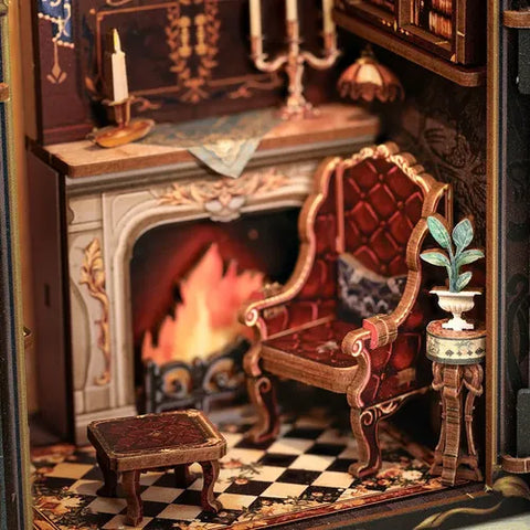 Count Cat’s Study aperto con ante intagliate e la contessa Arya in lettura accanto al camino