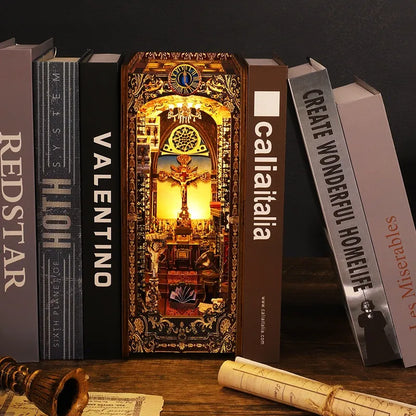 Book Nook - Covenant Church dekorativ auf einem Schreibtisch platziert