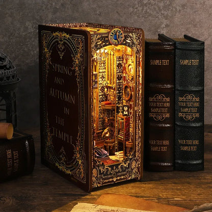 Book Nook - Covenant Church dekorativ auf einem Schreibtisch platziert